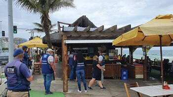 Agentes inspeccionando locales