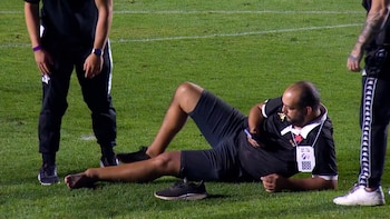 un hincha pateó un penal y se lesionó