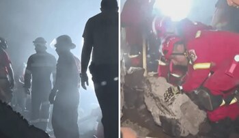 Niño permanece entre los escombros