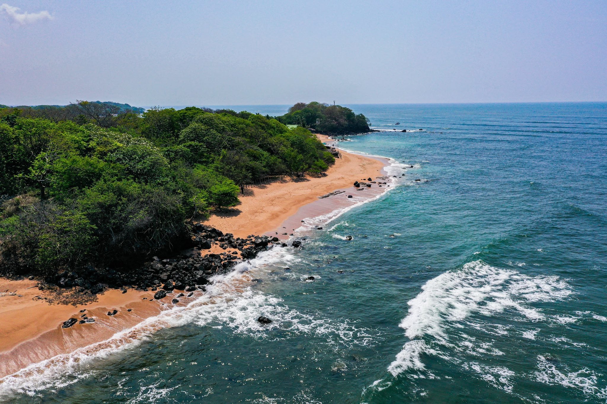 Autoridades firman un acuerdo con HE Space Children’s Foundation para impulsar la conservación de ecosistemas marino-costeros en El Salvador. /(Redes ministro de Medio Ambiente y Recursos Naturales, Fernando López)