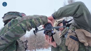 Dron preparado para lanzar granadas