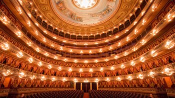 Por su tamaño, acústica y