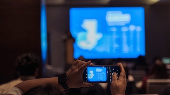 Un participante documenta una presentación