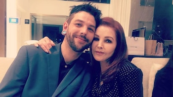 El hijo de Priscilla Presley, Navarone, responde a las críticas por pedir donaciones para abrir un negocio de pizzas