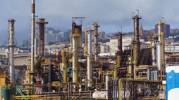 El bloqueo naval de Estados Unidos obliga a Irán a recortar su producción de petróleo por primera vez desde el inicio del conflicto