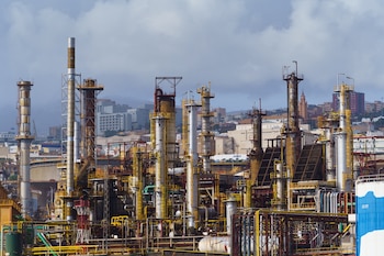 Imagen de archivo de una refinería de petróleo. EFE/Ramón de la Rocha