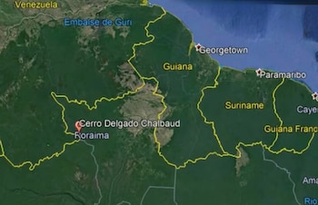 Un mapa satelital que muestra la región norte de América del Sur, con Venezuela, Guyana y Surinam, y la ubicación marcada de Cerro Delgado Chalbaud