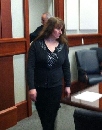 Ángela ingresa a la sala