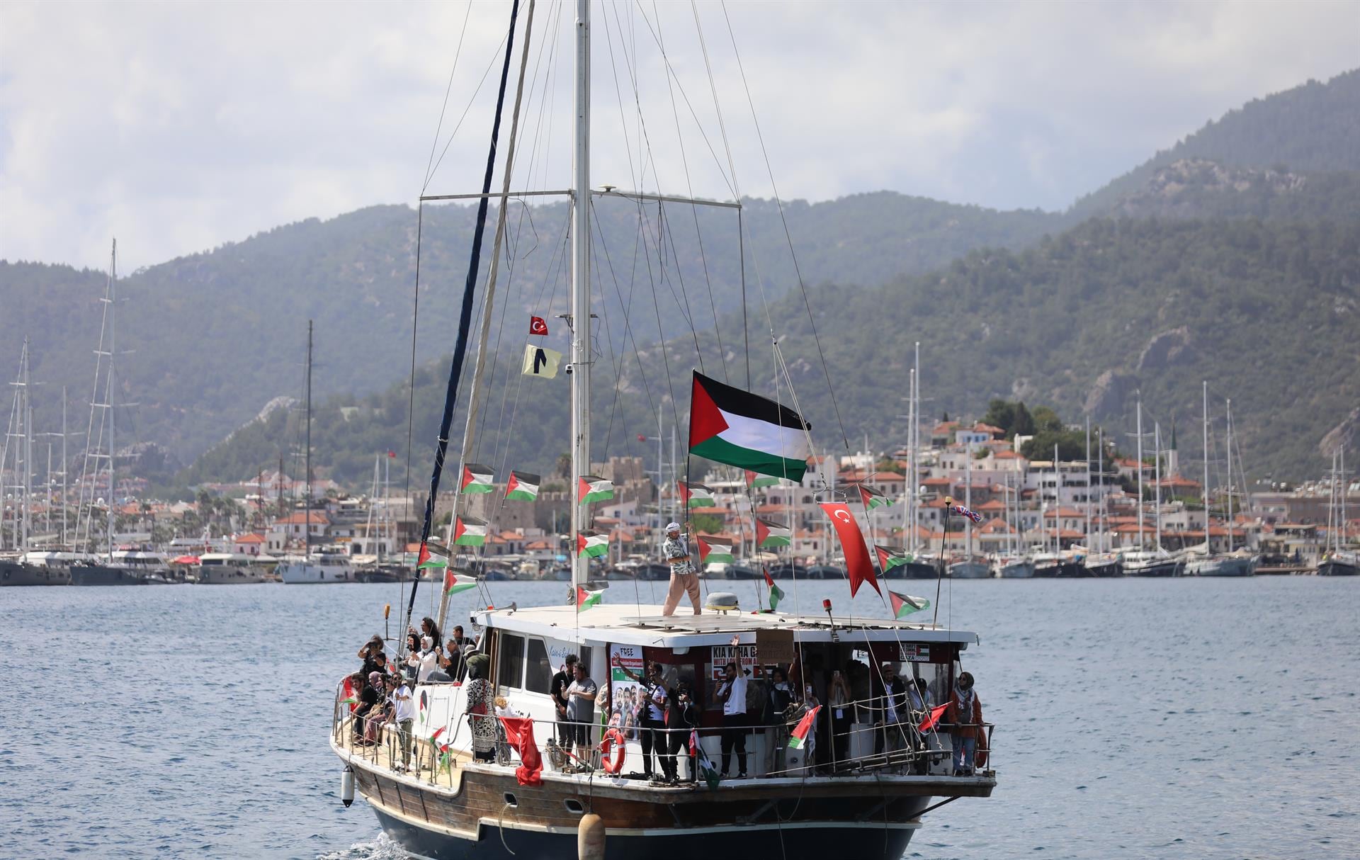 Una de las personas vinculadas a estas flotillas, Saif Abukeshek, mantiene relaciones con estructuras asociadas a Hamas