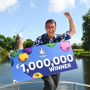 Un padre soltero que sobrevivió al cáncer gana un millón de libras en la lotería