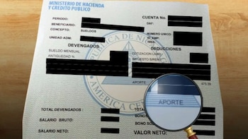 Desde los primeros días de mayo de 2026, múltiples empleados públicos han comprobado en sus recibos una nueva deducción: entre el 2 y el 10% de su salario mensual se descuenta de manera automática bajo el concepto de “aporte” al oficialista Frente Sandinista de Liberación Nacional (FSLN). Foto retomada de El Confidencial.