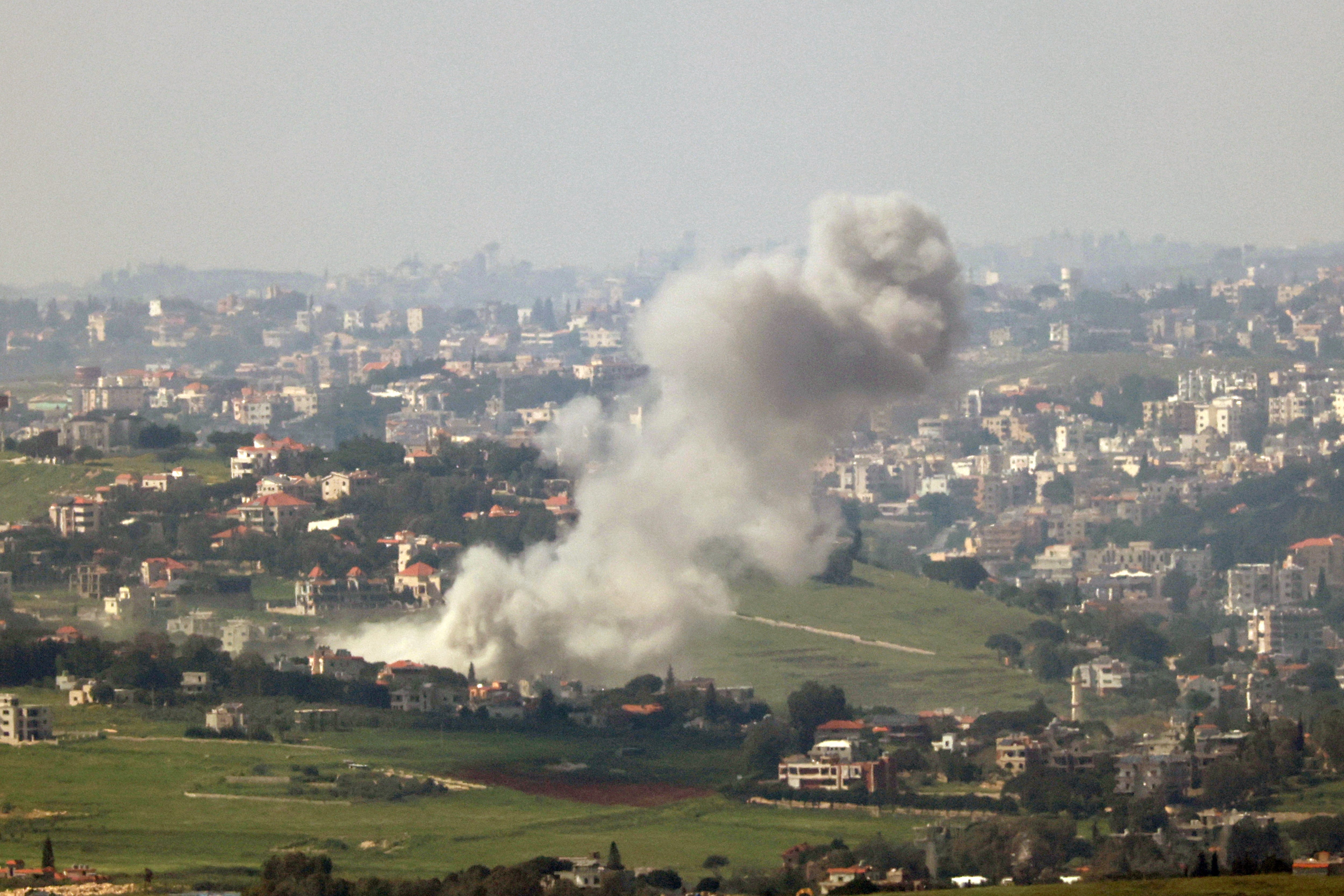 Imagen de los bombardeos israelíes en el sur del Líbano (EFE/EPA/ATEF SAFADI)