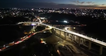 La mujer se habría lanzado desde el Viaducto Elevado, en Tijuana. (Impresión de pantalla video)