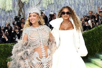 Beyoncé y su hija, Blue Ivy, vestidas de Balenciaga en la Met Gala. (Photo by Jamie McCarthy / GETTY IMAGES NORTH AMERICA / Getty Images via AFP)