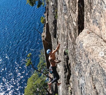 Vestido de negro el joven
