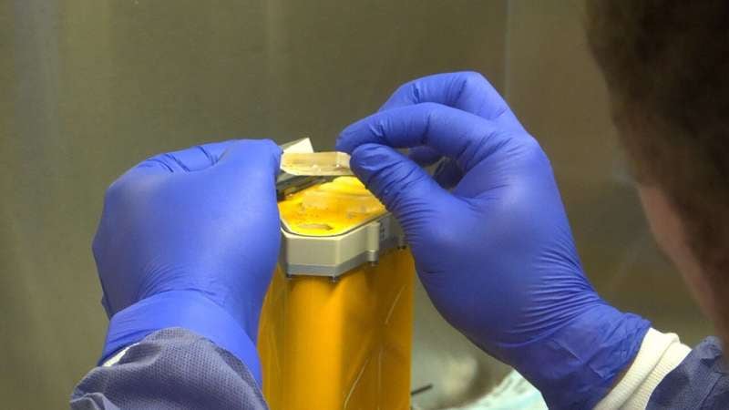 Un científico manipula los chips de órganos de AVATAR tras su viaje alrededor de la Luna a bordo de la nave Orion. Los chips contienen células de cada astronauta y se están preparando para un análisis detallado (NASA)