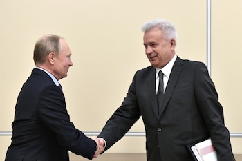 Russian President Vladimir Putin shakes hands with Lukoil Chief Executive Vagit Alekperov during their meeting at the Novo-Ogaryovo state residence outside Moscow, Russia January 28, 2020. Sputnik/Aleksey Nikolskyi/Kremlin via REUTERS ATTENTION EDITORS - THIS IMAGE WAS PROVIDED BY A THIRD PARTY.
