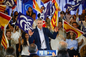 18/10/2026 El alcalde de Badalona, Xavier García Albiol (i), durante un acto de precampaña del PP, en el Palau de Congressos de Catalunya, a 18 de octubre de 2026, en Barcelona, Catalunya (España). Feijóo intensifica su presencia en Cataluña con este gran acto en Barcelona y el anuncio del fichaje de Xavier García Albiol como cabeza de lista de las elecciones generales del 29 de noviembre.
POLITICA
Kike Rincón - Europa Press