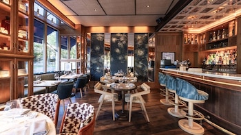 El restaurante de moda en Madrid con cócteles y DJ que sirve un menú de cocina japo-latina por menos de 30 euros