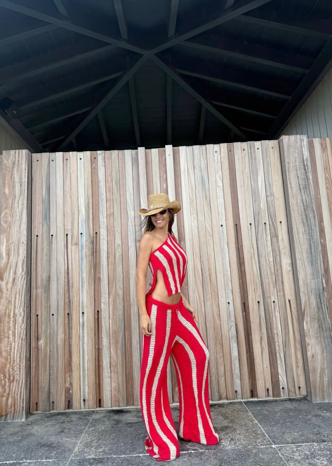 Además, Pampita eligió para otro momento un conjunto a rayas, evidenciando la versatilidad del accesorio (@pampitaoficial)