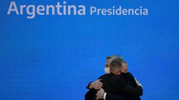 Alberto Fernández abraza a Martín