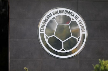 La norma vigente de la Federación Colombiana de Fútbol fija un límite de tres periodos consecutivos de cuatro años para la reelección - crédito Luisa González/Reuters