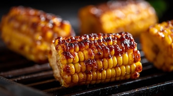 Costillitas de elote, esquites en vaso, elote desgranado, mayonesa, queso, chile en polvo, limón. - (Imagen Ilustrativa Infobae)