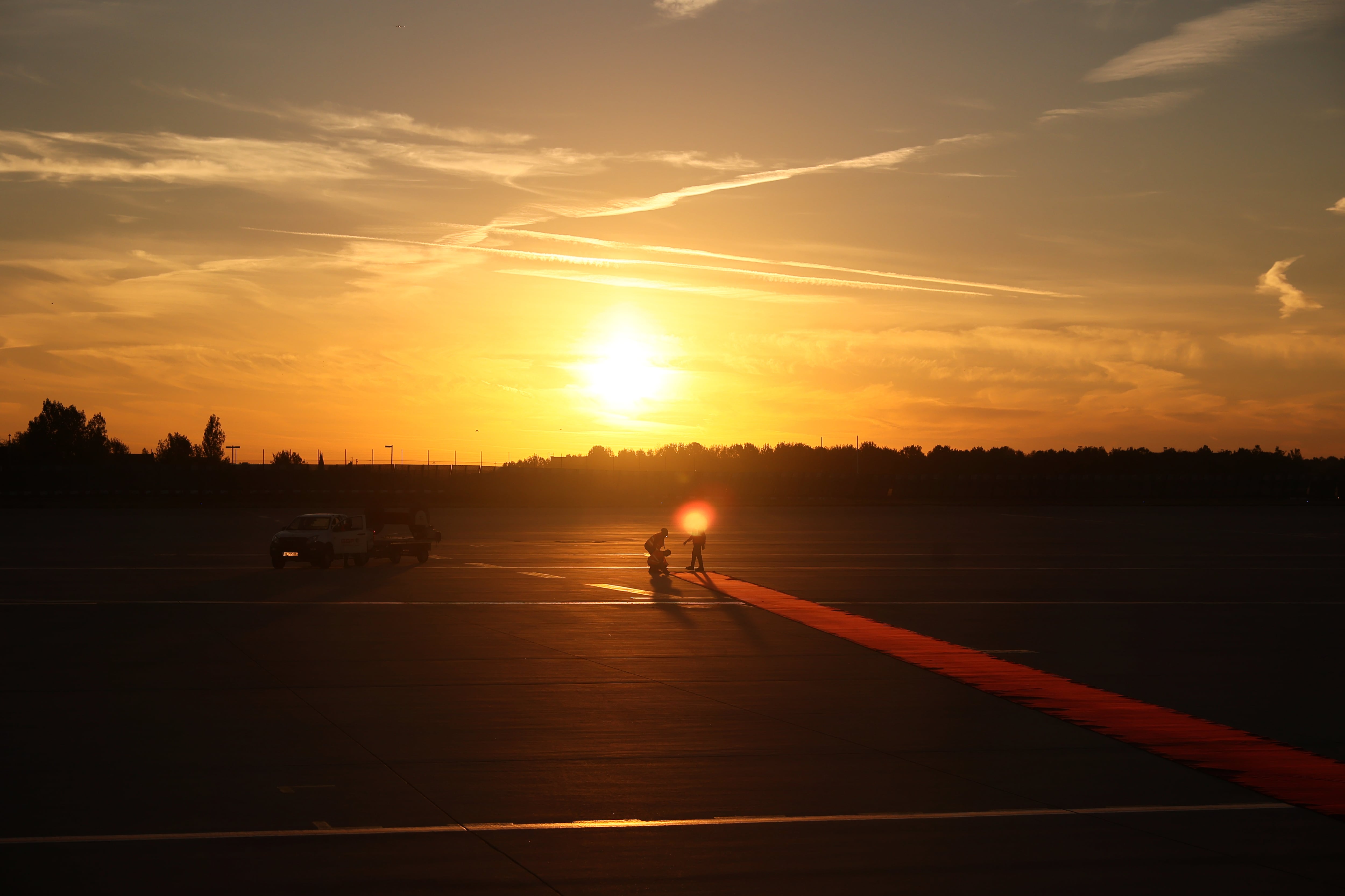 Los trabajadores colocaron una alfombra roja para dar la bienvenida al Papa León XIV como parte de su visita pastoral de cuatro días a Francia en el aeropuerto de París Orly, Francia, el viernes 25 de septiembre de 2026. (Foto AP/Thomas Padilla)