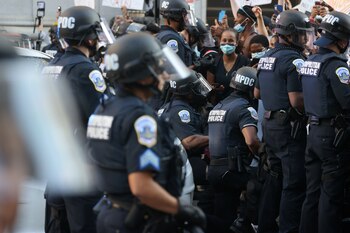 Algunos uniformados afroamericanos se arrodillaron