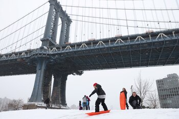 La gente se desliza en
