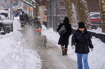 Un trabajador retira nieve con