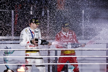 Verstappen tricampeón y Checo Pérez subcampeón de la temporada 2023. .EFE/EPA/ETIENNE LAURENT