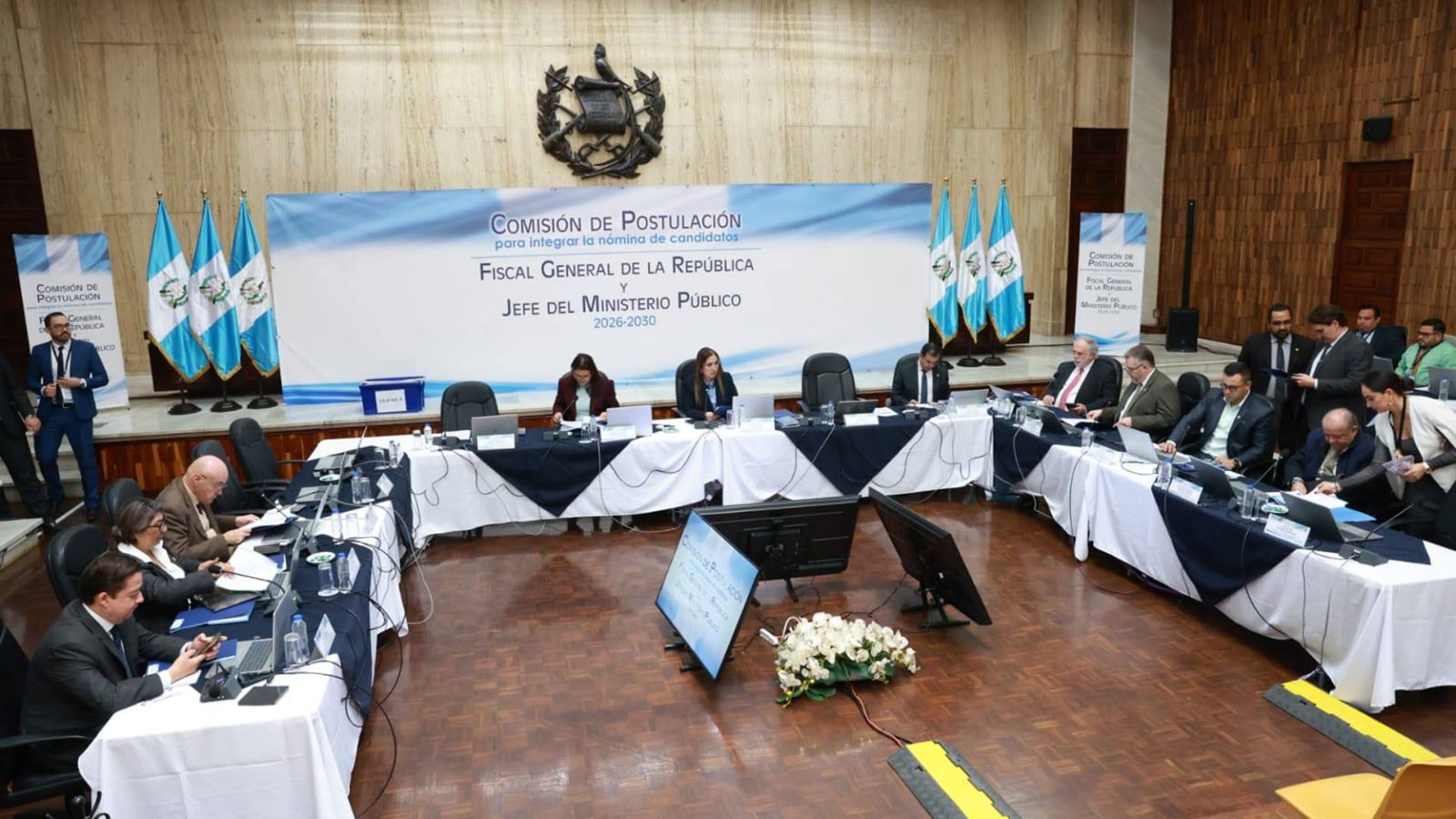 La Comisión Postuladora de Guatemala, incluyendo a la Magistrada Silvia Valdés, se reúne para evaluar a los candidatos a Fiscal General de la República y Jefe del Ministerio Público para el período 2026-2030. (Organismo Judicial de Guatemala)