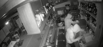 Los atracadores durante uno de