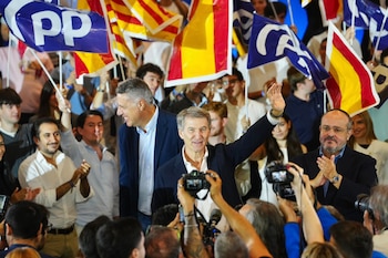 Alberto Núñez Feijóo y Xavier Albiol en un mitin en Barcelona. (David Mudarra/PP)