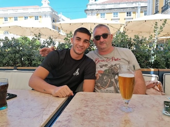 Ferran Torres y su padre en una imagen de sus redes sociales. (Instagram @ferrantorres)