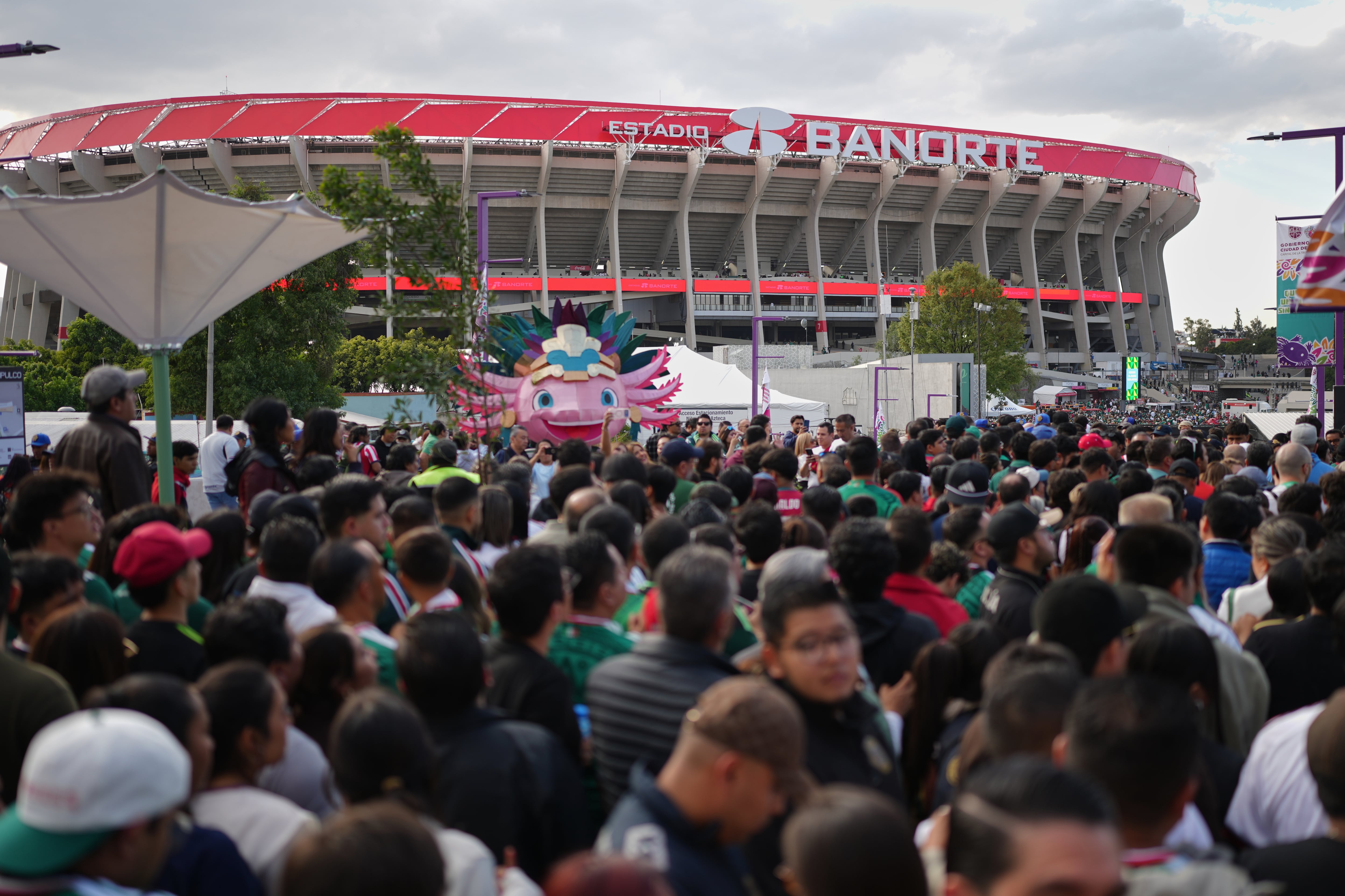 Los negocios pueden aprovechar el ambiente del Mundial usando términos genéricos y campañas creativas sin violar derechos protegidos por la FIFA. (AP Foto/Eduardo Verdugo)