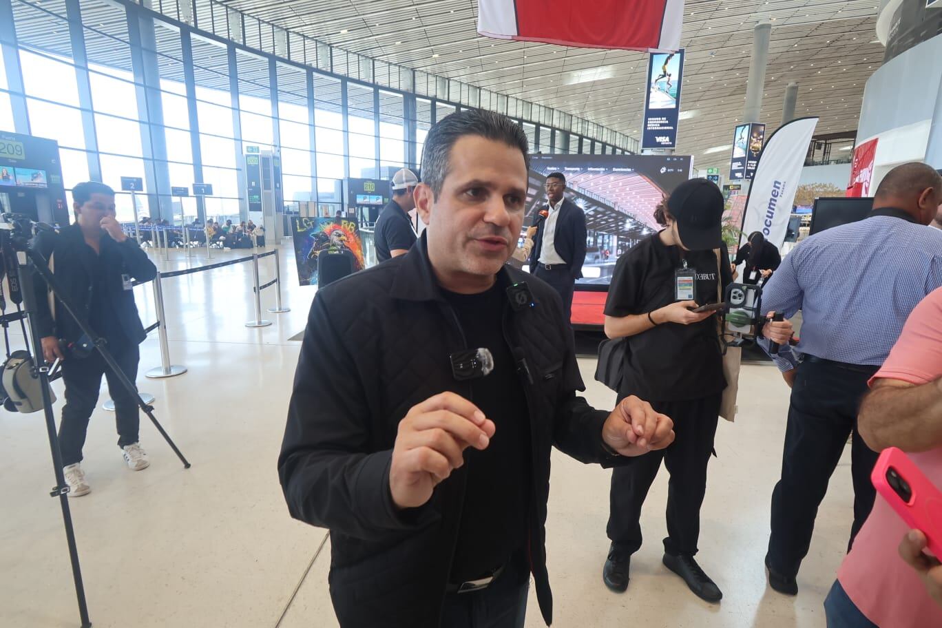 José Ruiz, gerente general del Aeropuerto Internacional de Tocumen, explicó que Tocumen S.A. mantendrá la concesión y cubrirá los gastos operativos, mientras el operador privado asumirá la administración y promoción comercial de las terminales. Infobae América/Alex Hernández