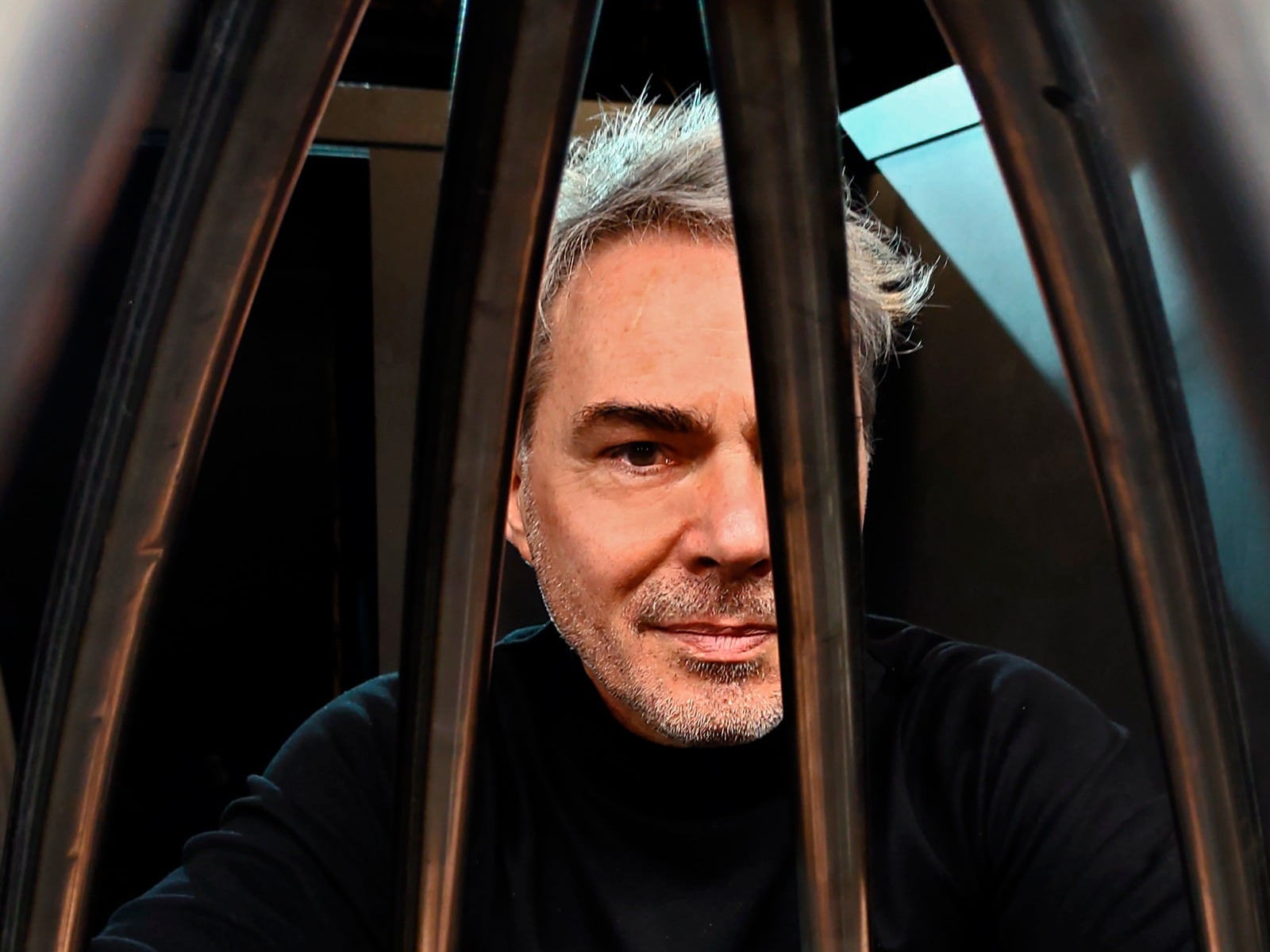 El director vuelve a sorprender con “Hedwig y la Pulgada Furiosa”, mientras repasa el fenómeno de “Sandro, el gran show” y su paso por la docuserie “La máquina de mirar” (Gentileza de prensa y Julio Panno)