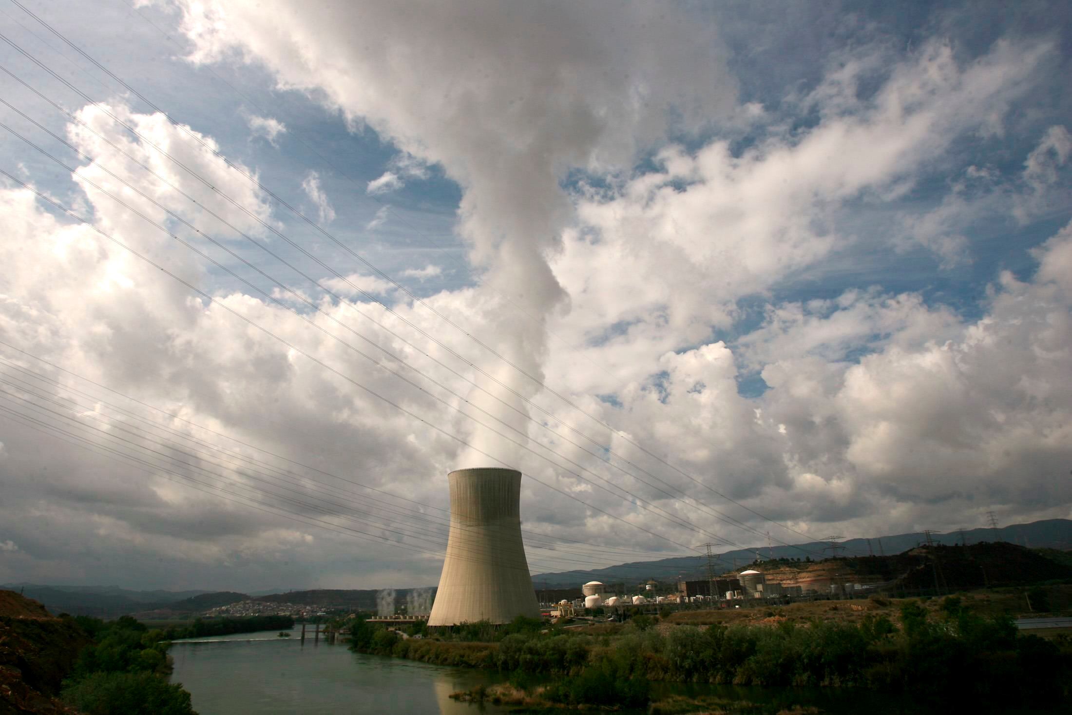 En la imagen de archivo, la Central Nuclear de la localidad tarraconense de Ascó. (EFE/Jaume Sellart)