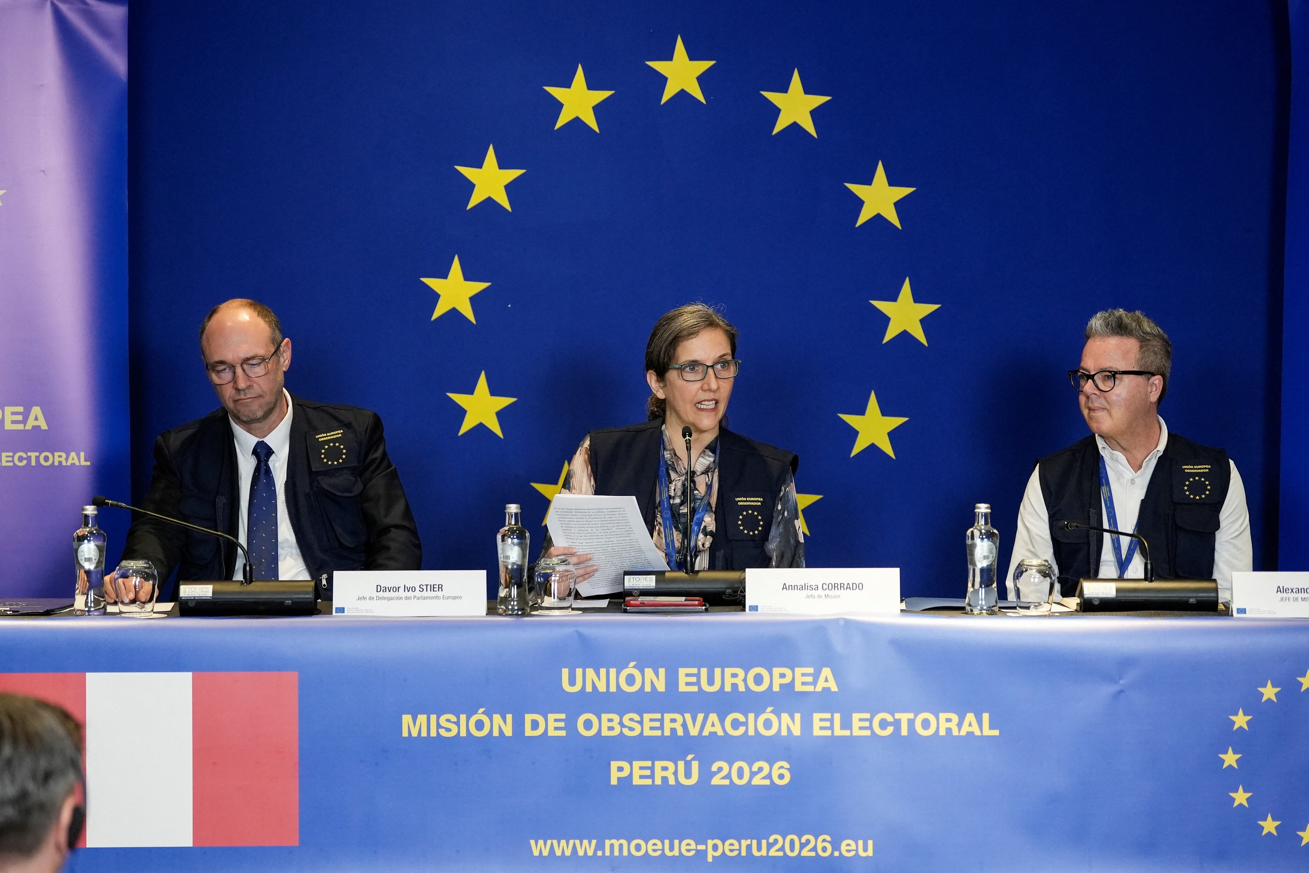 Annalisa Corrado, jefa de la Misión de Observación Electoral de la Unión Europea en Perú, ofrece una rueda de prensa para presentar el informe preliminar sobre los resultados del proceso electoral celebrado el 12 de abril en Lima, Perú, el 14 de abril de 2026. REUTERS/Angela Ponce