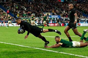 Aaron Smith se lanza hacia