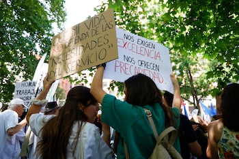 Uma concentração de médicos em frente ao Ministério da Saúde, com o lema “Chega de tortura de pacientes e profissionais”, na quinta e última semana de greve contra o estado do sistema, na segunda-feira em frente ao Ministério da Saúde.