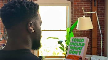 Así funcionan los próximos AirPods de Apple con cámaras que utilizan Visual Intelligence para identificar el entorno