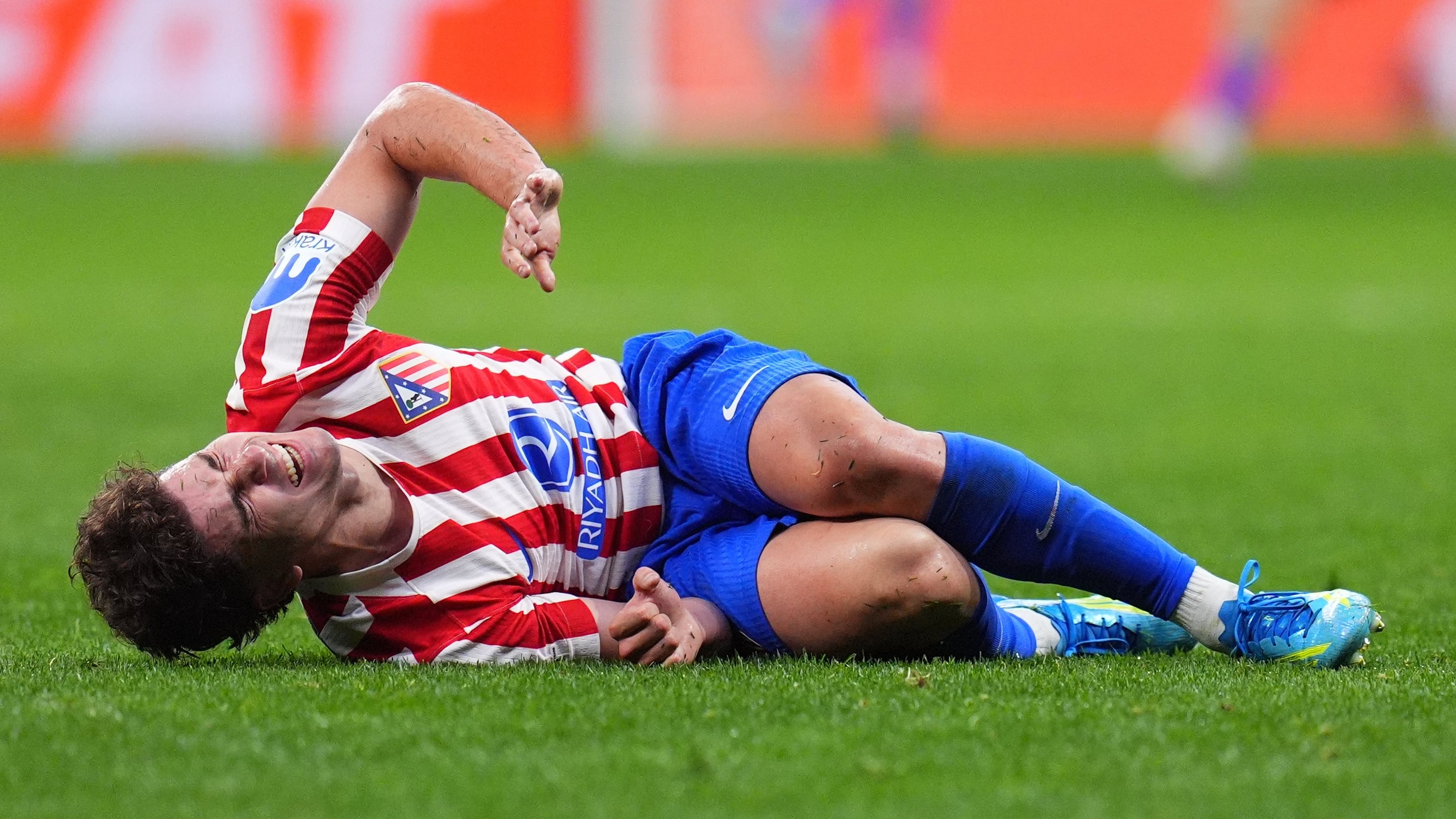 Los gestos de dolor de Julián Álvarez, que preocuparon tanto al Atlético de Madrid como a la selección argentina (AP Foto/Manu Fernández)