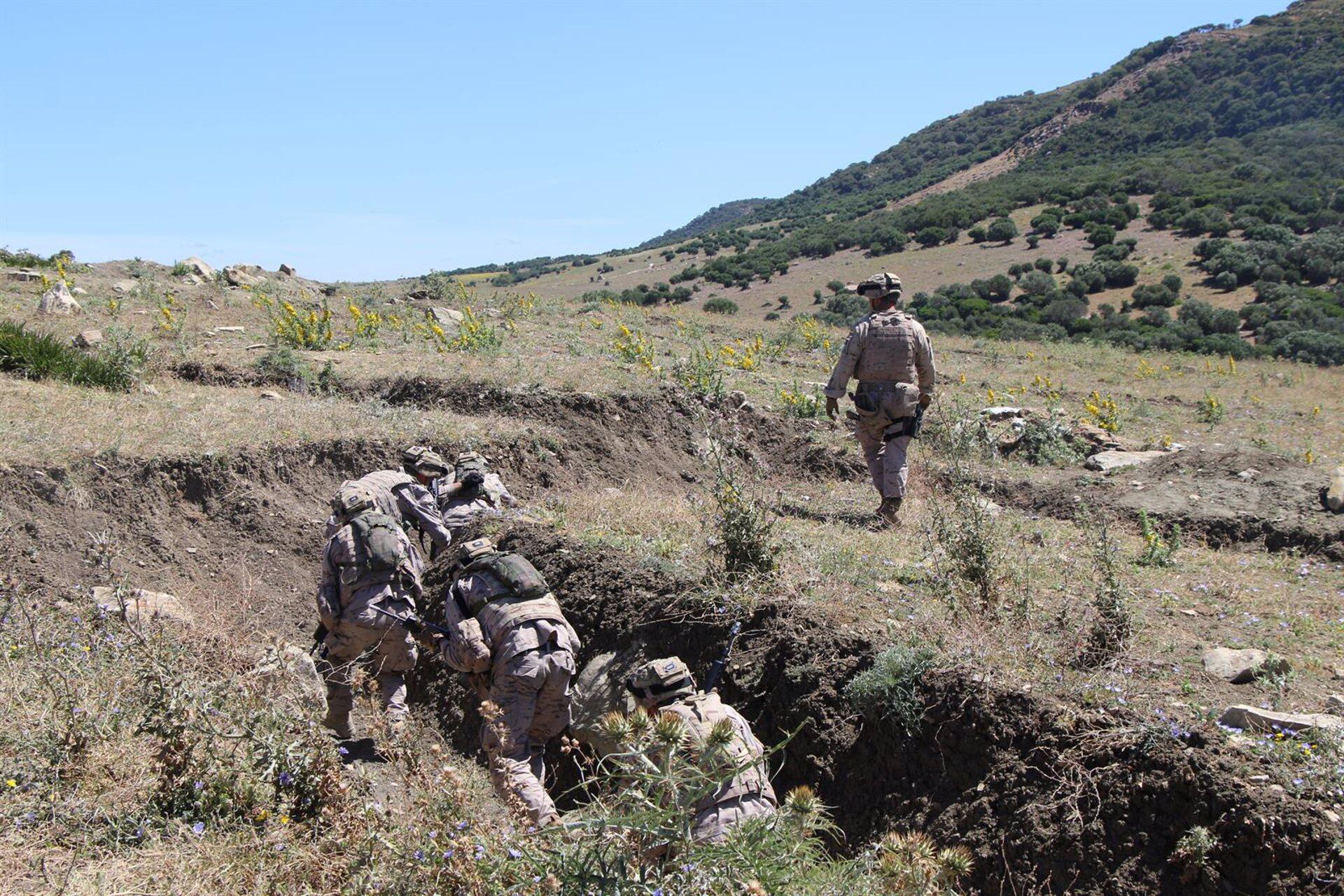 Militares y aviones de combate en una operación internacional