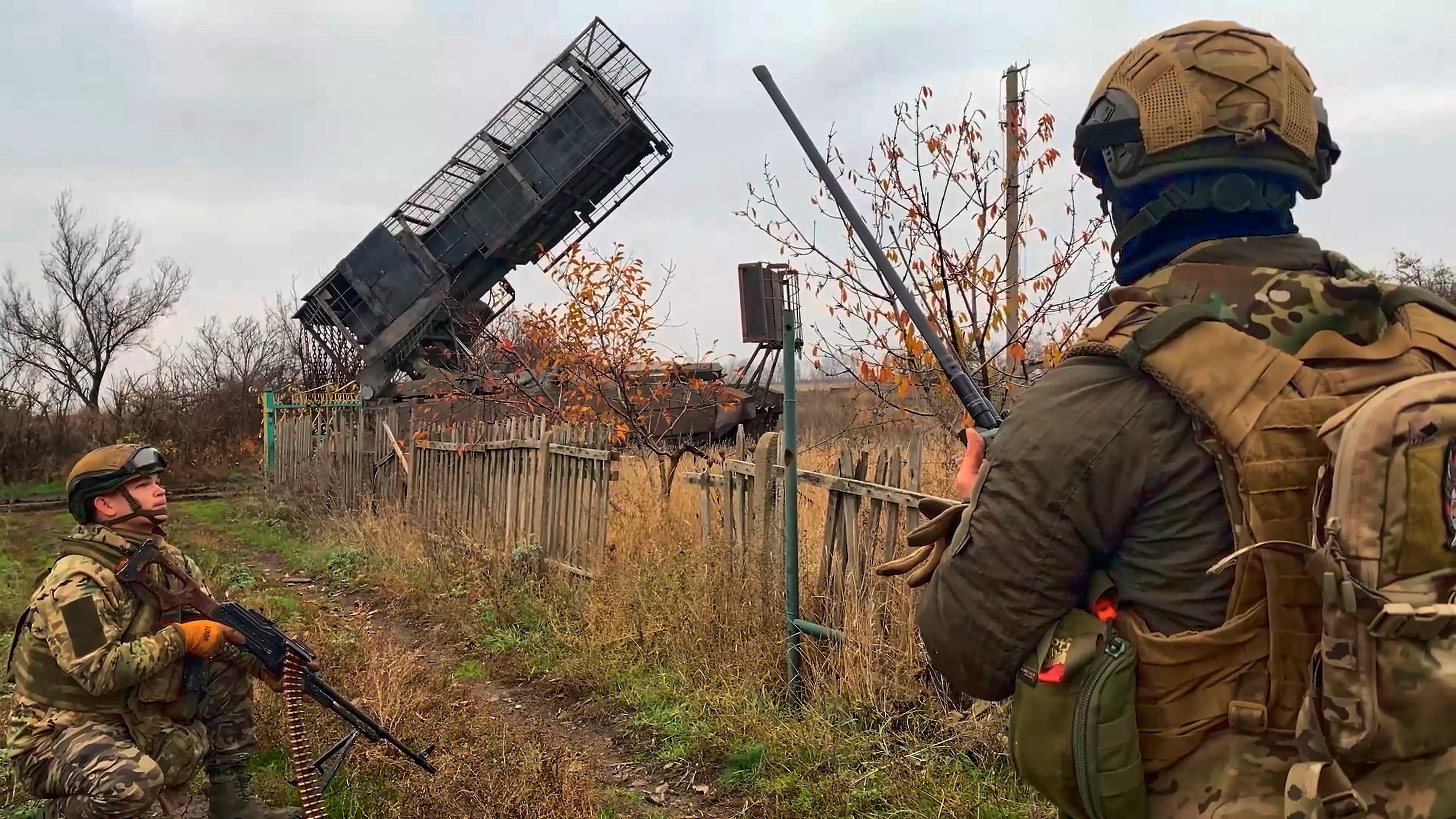 En esta imagen, tomada de un video proporcionado por el Servicio de Prensa del Ministerio de Defensa ruso el viernes 7 de noviembre de 2025, soldados rusos aseguran una zona cercana a un lanzacohetes múltiple autopropulsado ruso
