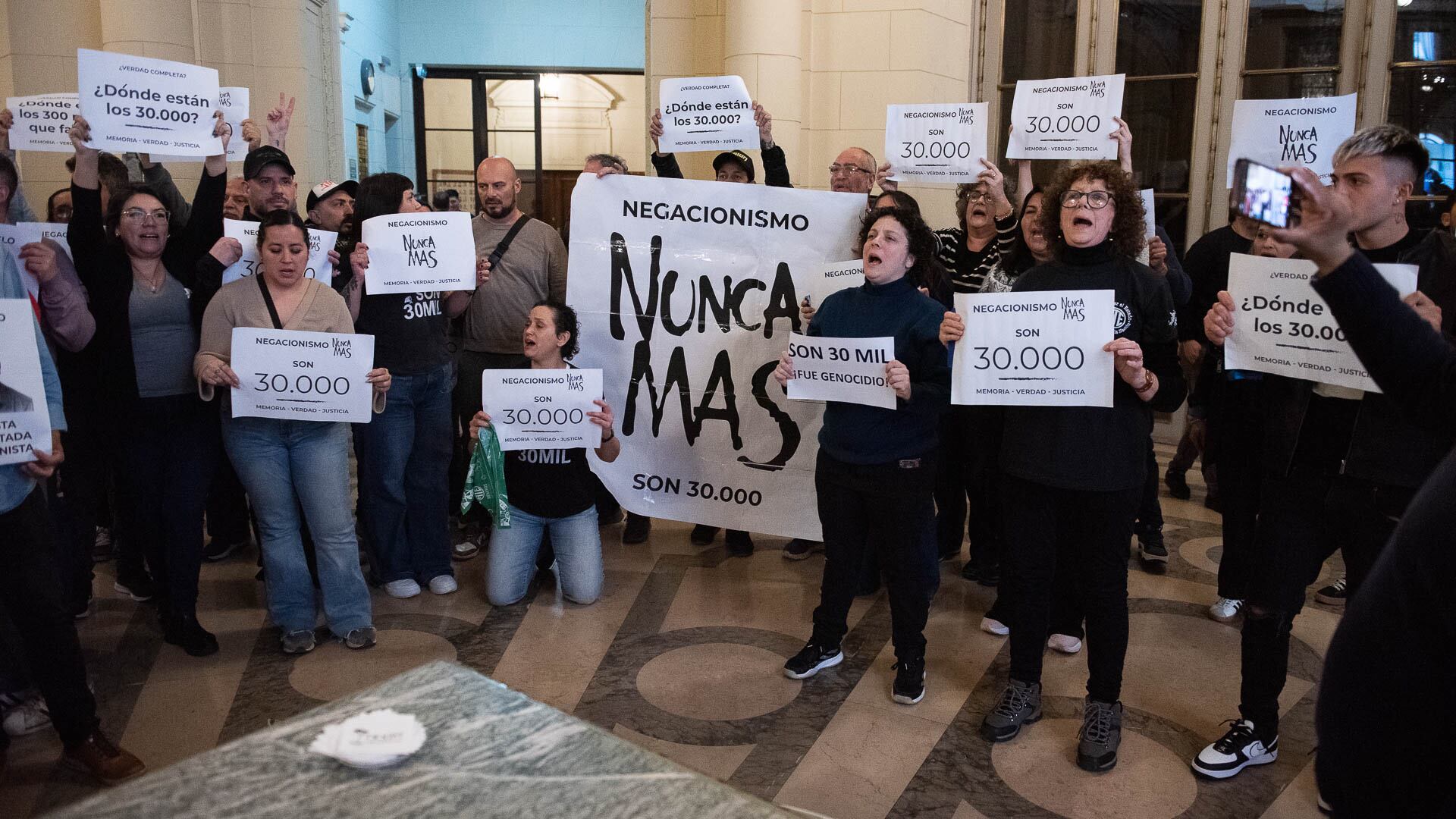 La protesta que se realizó en la puerta del salón dorado de la Legislatura porteña (Gustavo Gavotti)