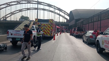 Cierran accesos a la vía