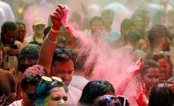 Personas embadurnadas con polvos de